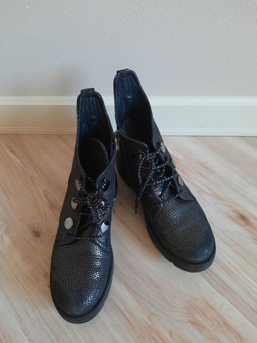 Продам детские ботинки