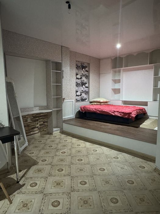 квартиру-студию в цоколе продам