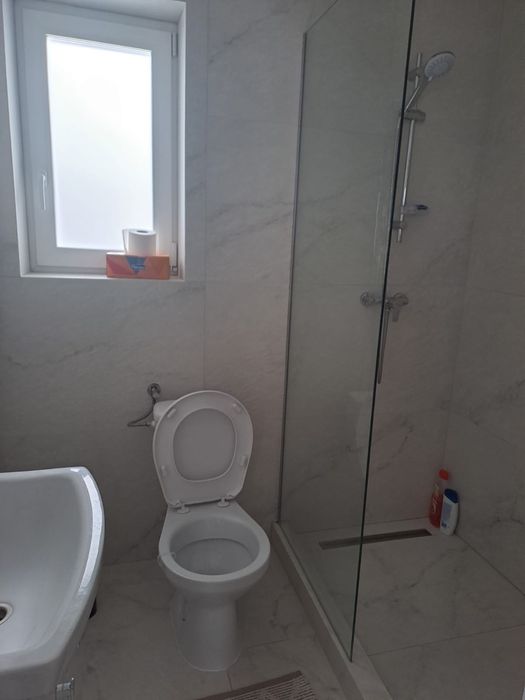 Se vinde casa la cheie !