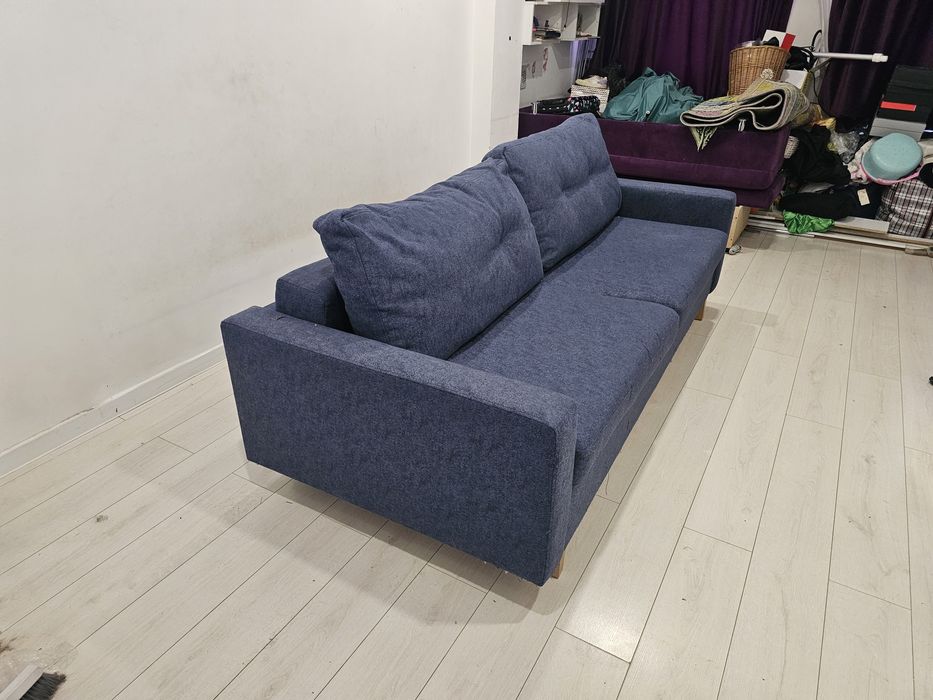 Синий диван хорошего качества