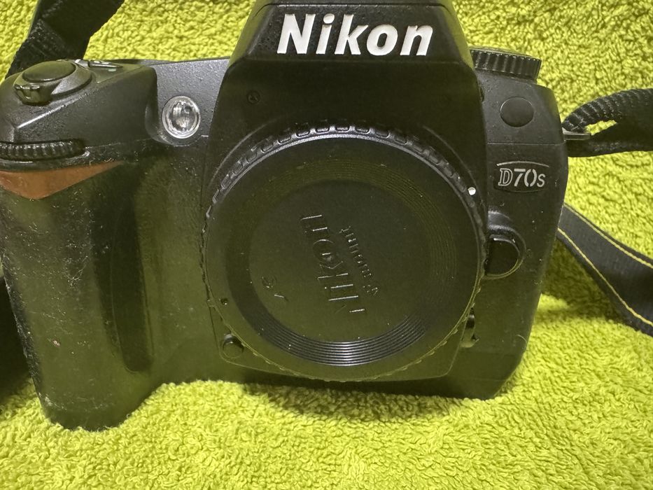 Nikon D70S 6.1MP Digital SLR Camera Body