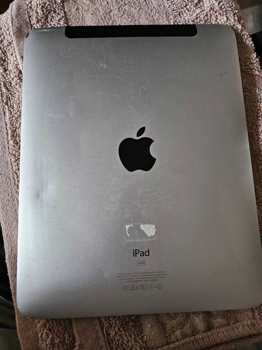 Продаю iPad 1 поколения на запчасти или под восстановление