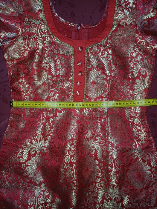 Tunică elegantă brocart roșie cu model auriu
