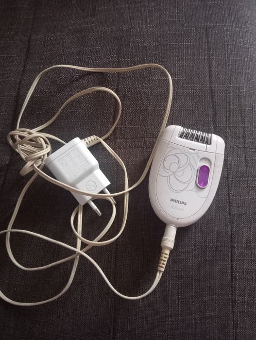 Aparat epilator de culoare alb