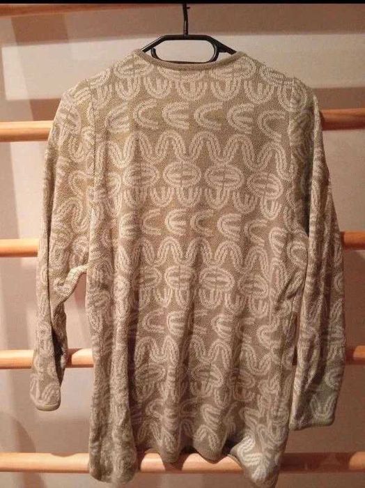 Pulover cu nasturi în față, realizat din material moale