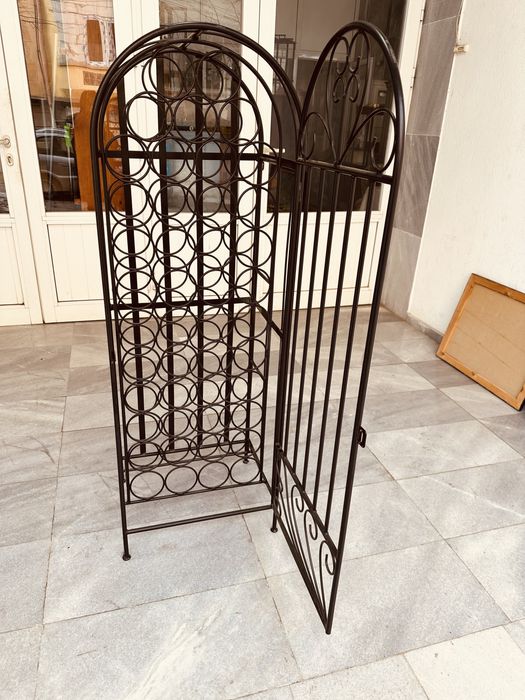 Масивен шведски винен шкаф от желязо за 45 бутилки