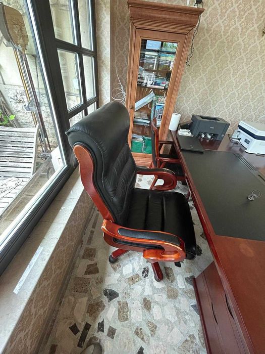 Birou cu masă de conferință si scaune