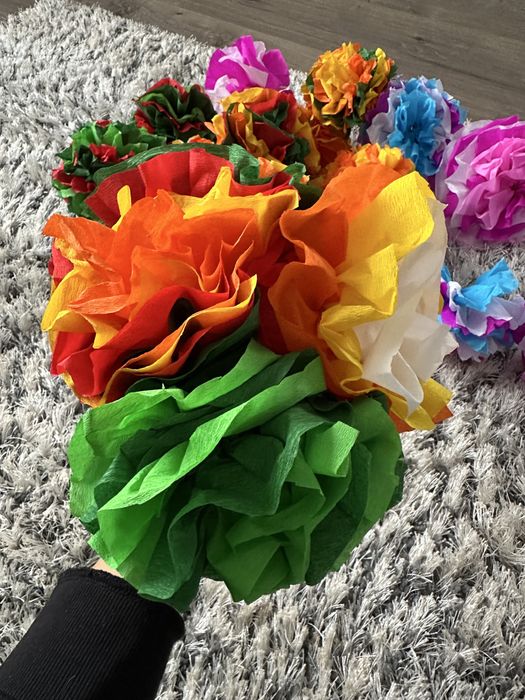 Flori de hârtie creponată și decorațiuni pentru bradul de nuntă