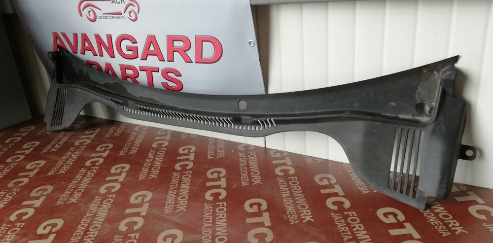 Лайстна/решетка за преден капак Seat Ibiza 4 (2008-2010)