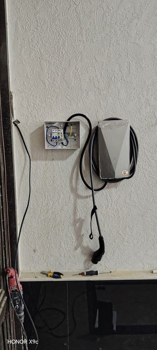 elektrika xizmati elektromobilga zaryadnik