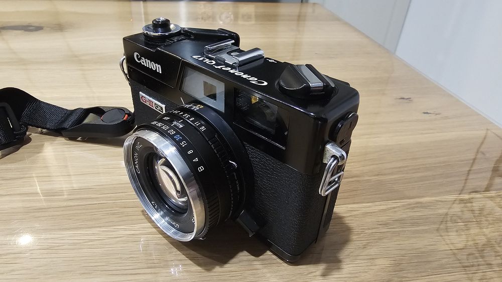 Cameră Canon Canonet QL17 GIII G3 pe film, în stare excelentă, neagră.