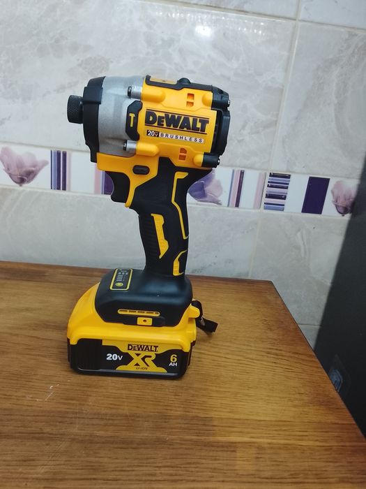 Autofiletanta cu impact DeWalt DCF860 cu o baterie de 6a Nou