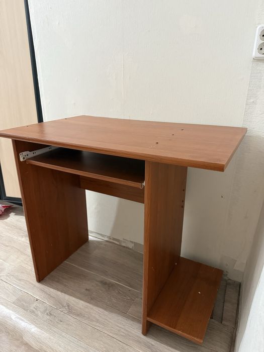 Продам компактный письменный стол