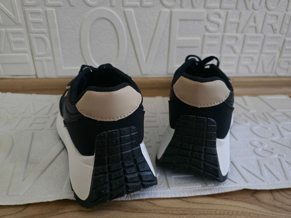 Дамски черни маратонки с висока подметка