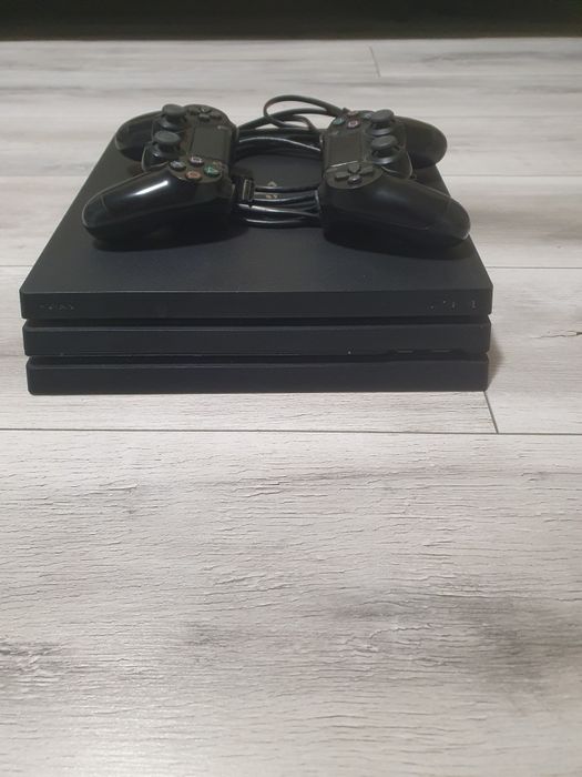 Vand ps 4 pro cu 15 jocuri  si 2 controller