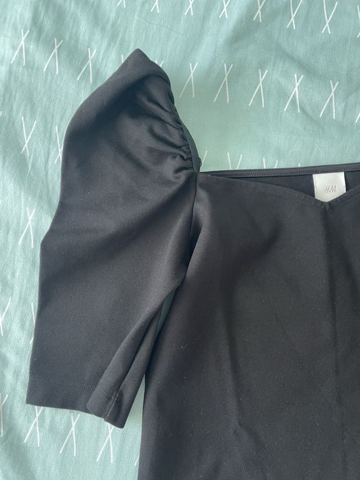 Top negru HM umeri supradimensionati