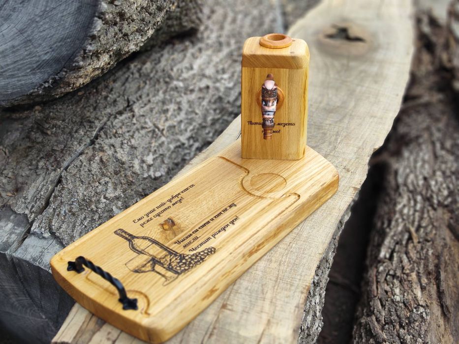 Дъска за мезета с диспенсър за алкохол