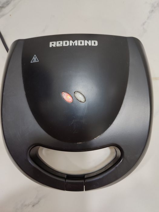 Электровафельница фирма Redmond