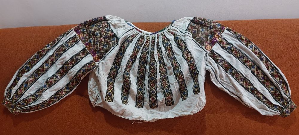 Costum national  autentic