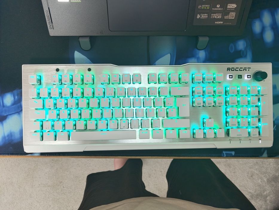 Vând set de mouse și tastatură mecanică Roccat