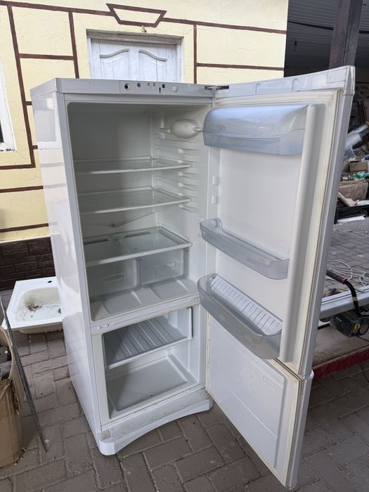 Холодильник indesit