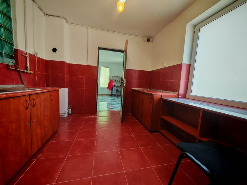 Închiriez casă cu vedere specială în Aleea Carpați singur in curte