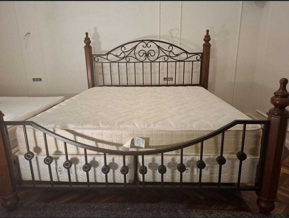 QUEEN SIZE pat dormitor in perfecta stare cu saltea