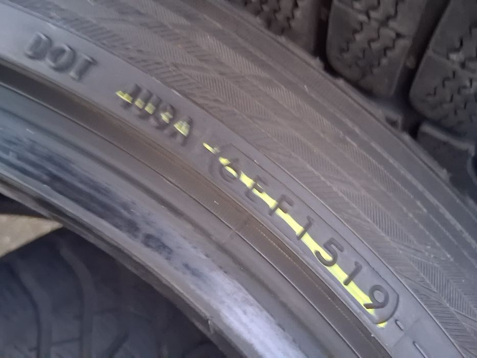 255 40 18 YOKOHAMA 2бр зимни