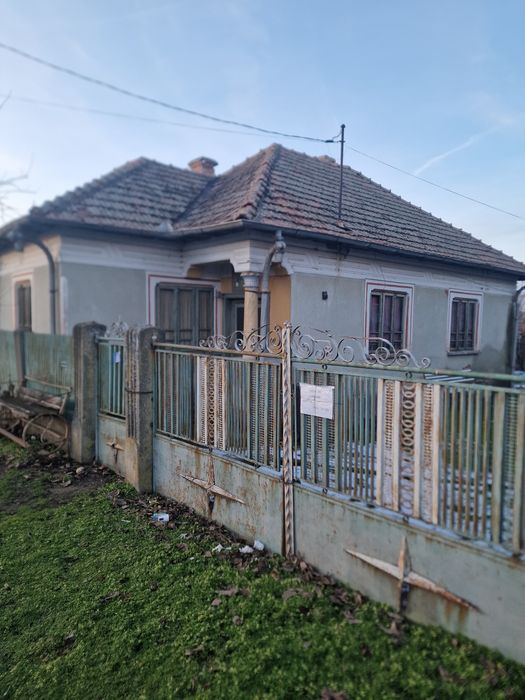 Casa la țară-strada principală.