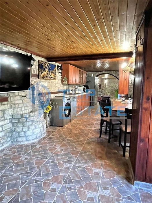 Успешно работеща къща за гости с басейн и отлична репутация в село Ми