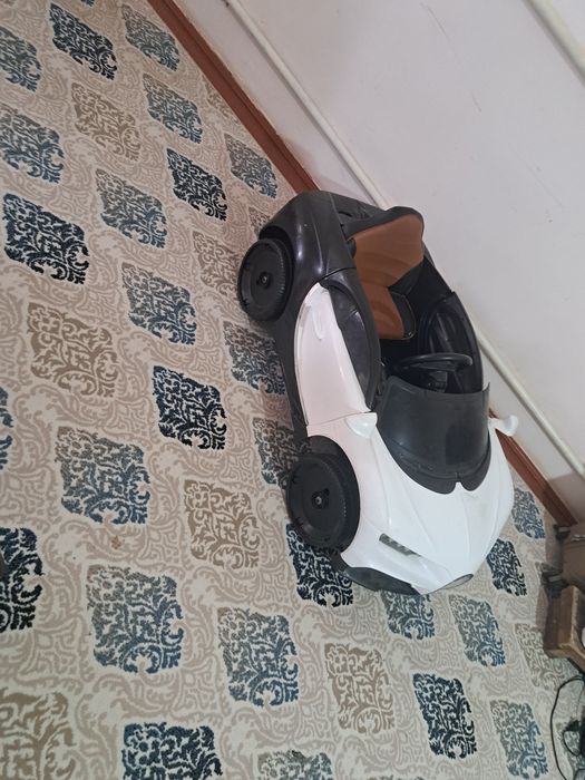 Детская  машина электромобиль.