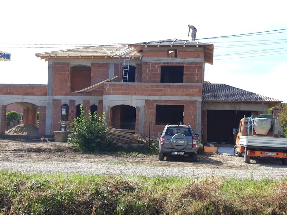 Constructii case in rosu , acoperisuri