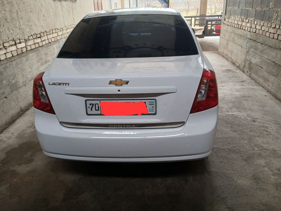 Ласетти жентра сотилади.