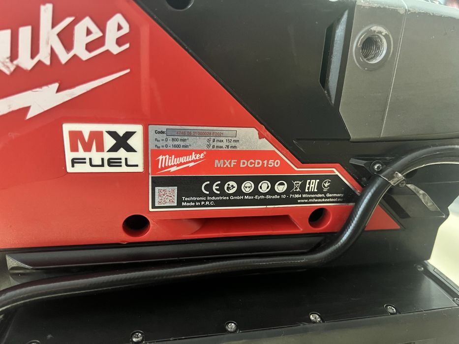 Carota Milwaukee MXF DCD150, cu acumulator , încărcător, pompă de apă , carota si prelungitor de carota