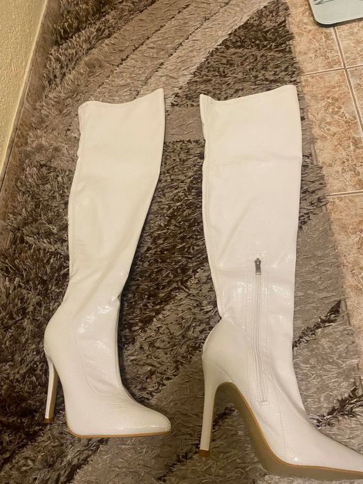 Бели ботуши с ток