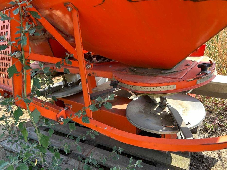 Продавам две дискови брани, торачка, култиватор, плуг и сечка