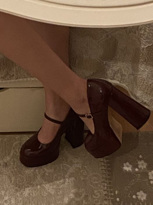 каблуки бордовые