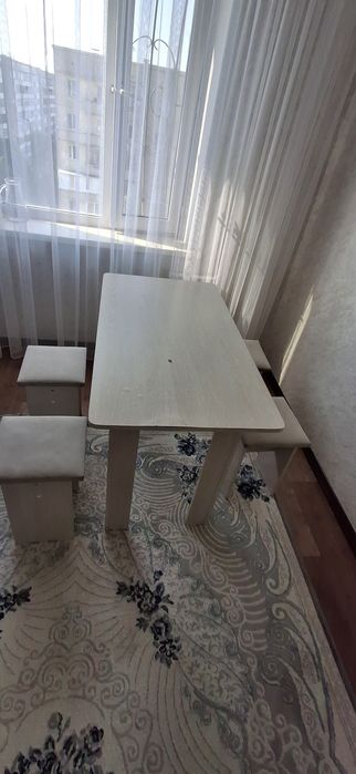 Продам стол с табуретками