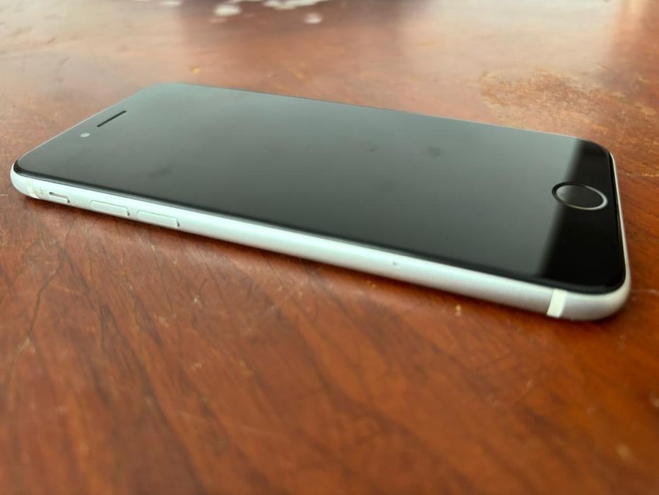Iphone SE 2020 (eac) white в хорошем состояний.