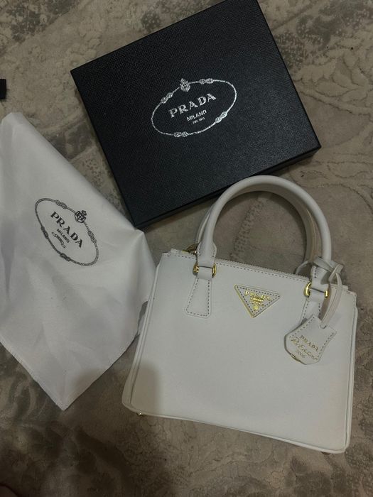 Geantă PradGeanta Prada - Nouă, cu cutie şi săculeț de praf (Dustbag)