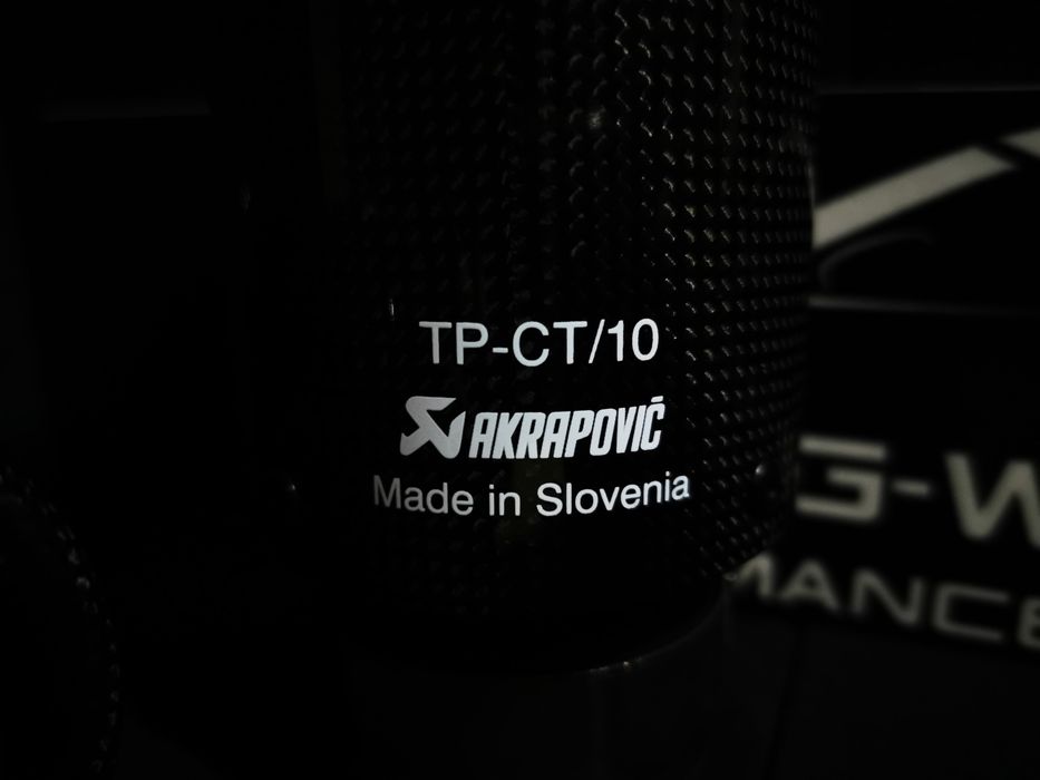 ИСТИНСКИ КАРБОН Лак накрайници гърне Akrapovic M Power акрапович rs