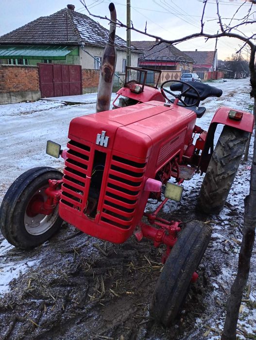 Vând tractor mccormick b 275