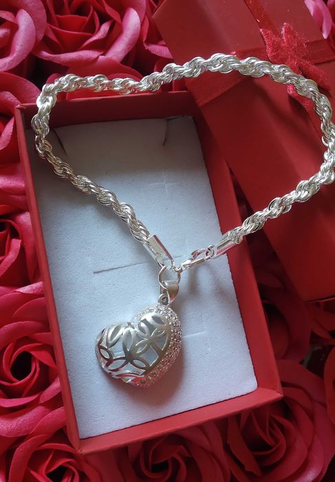 Масивен комплект, сребърен. В подаръчна кутия.