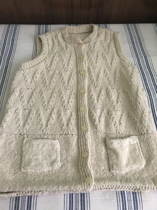 Домашно изплетени половери и елеци.