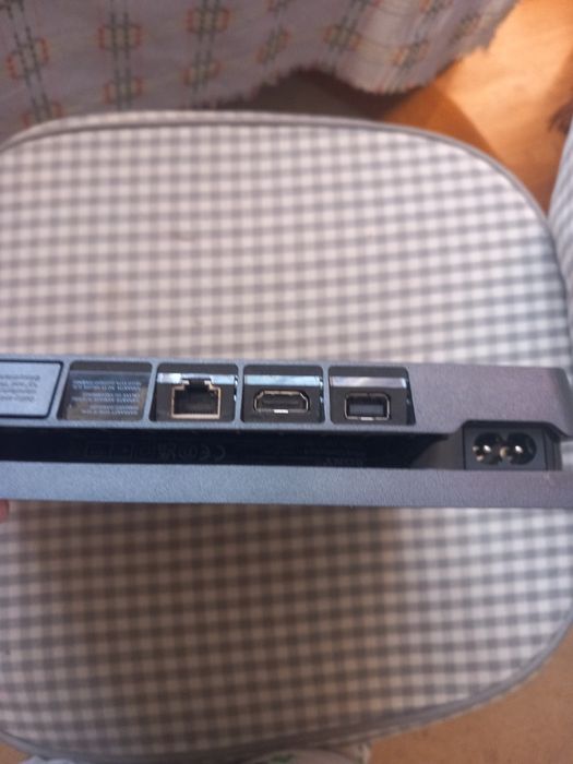 Vând ps 4 slim cu cont de fortnite