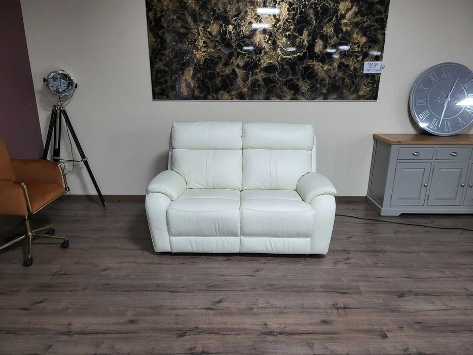 Бял кожен диван двойка La-z-boy с електрически релакс механизъм