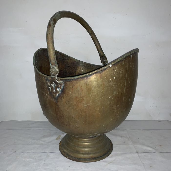 Galeata cu maner din alama