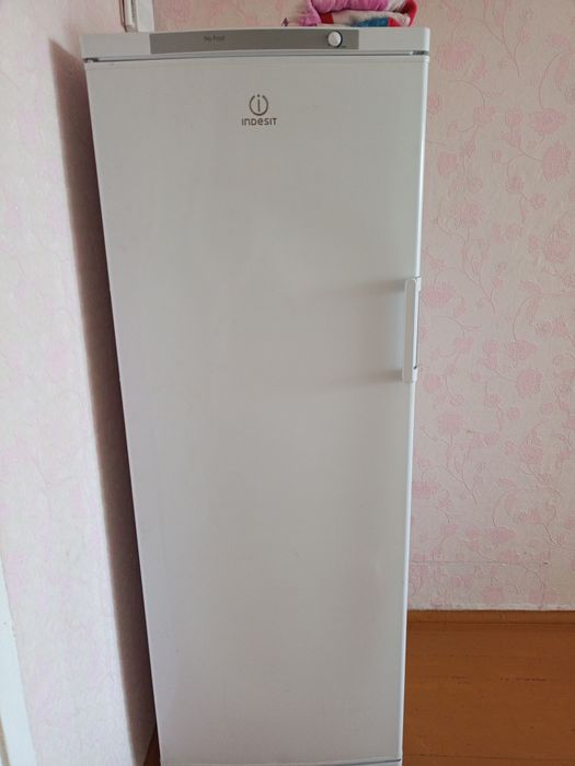 Продам морозильник не рабочий можно на запчасти