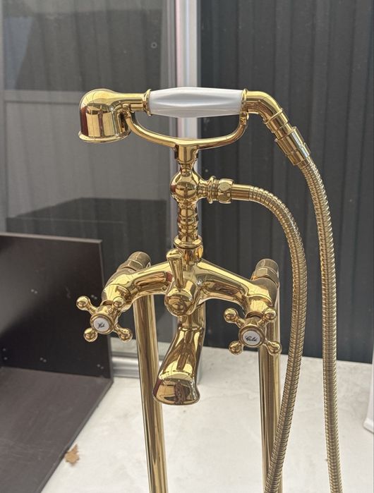Продам напольный смеситель золото глянец