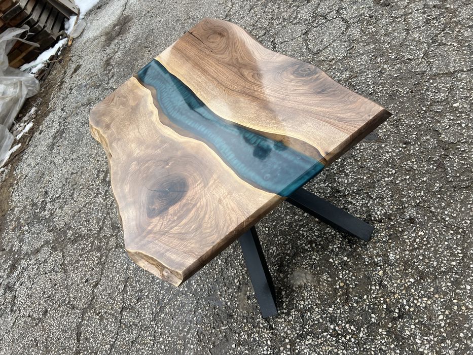 Налична холна маса от масивно дърво орех и епоксидна смола